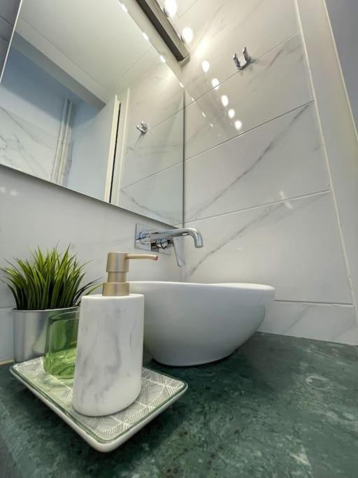 Stylish And Central Apt Near Acropolis - Avdi Square Athen Exterior foto